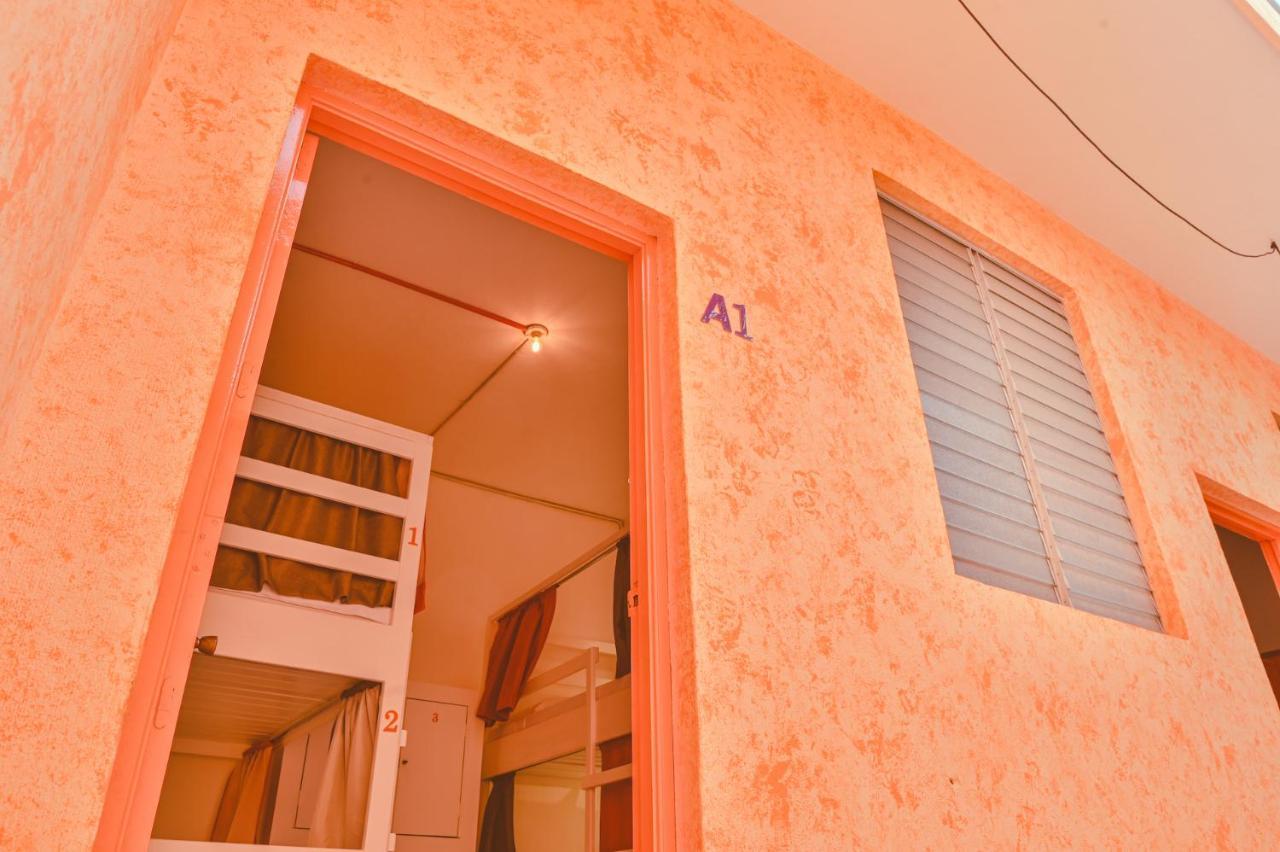 Macarena Hostel Флорес Экстерьер фото